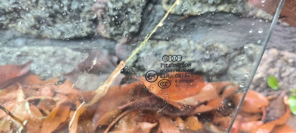Скло  ПЕРЕДНЬОЇ ЛІВОЇ дверки Audi Q7 2009-2015 PILKINGTON( стекло.)