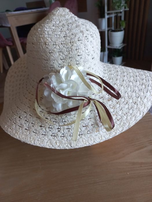 Kapelusz damski przeciwsłoneczny.