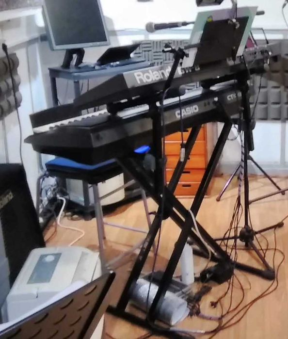 Venda de 2 teclados e mais acessórios