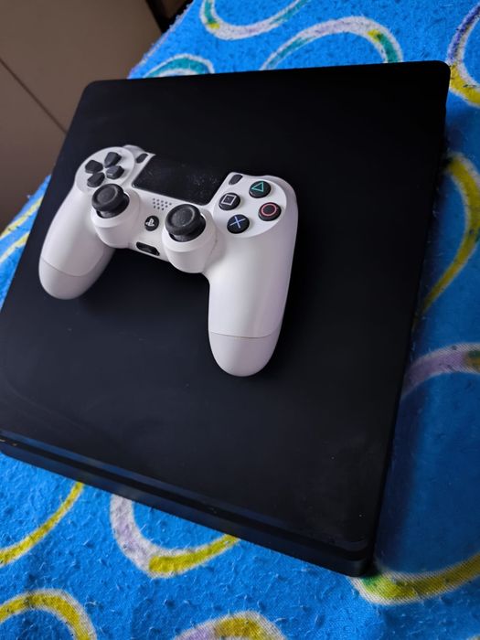 PS4 usada em bom estado, funciona normalmente