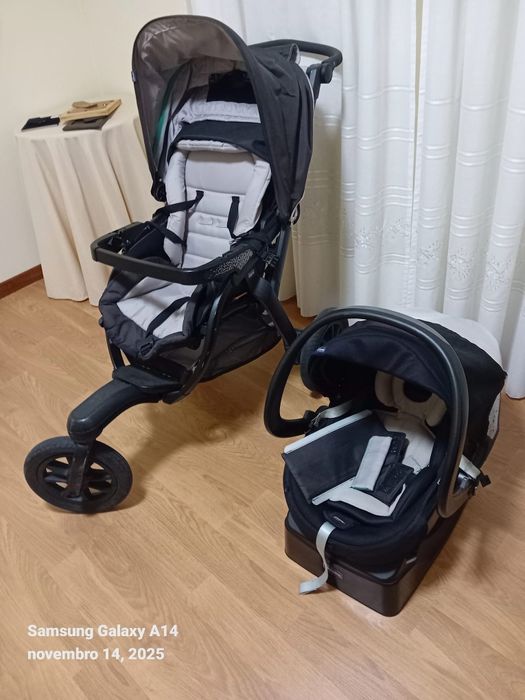 Carrinho de bebê marca Chico e Ovo de transporte