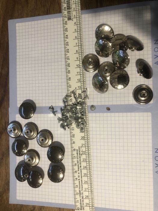 Кнопки, пуговицы для верхней одежды с диаметром 2,5 см.