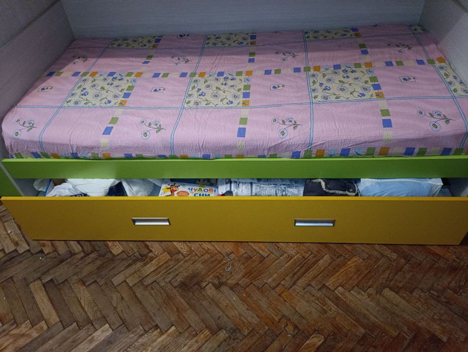 Продам 2х ярусную кровать и стол