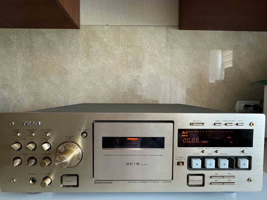 Кассетная дека высокого класса TEAC V 6030S. Цвет шампань.