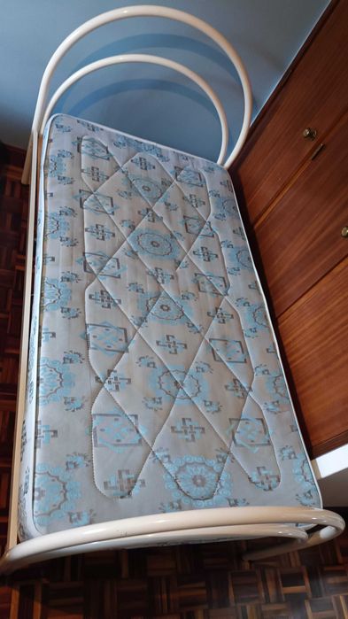 Camas de solteiro c/ colchão