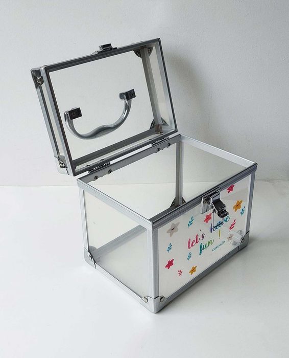 Caixa de plástico em forma de baú com fecho