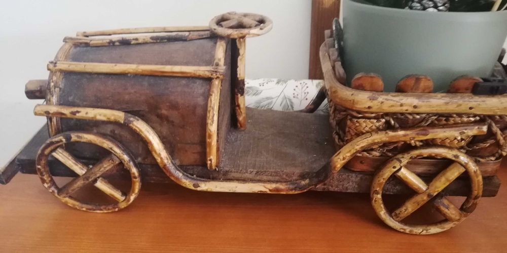 Carro antigo decorativo em vime