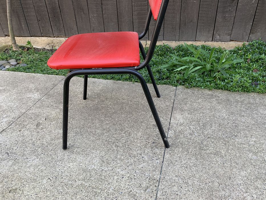 Стілець червоний з чорним