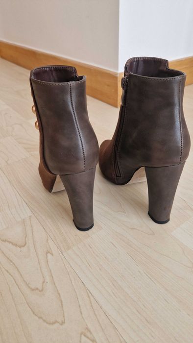 Botas castanhas salto alto, com tachas de lado, tamanho 35