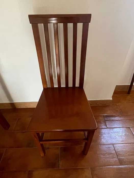 Cadeira em madeira de hotel