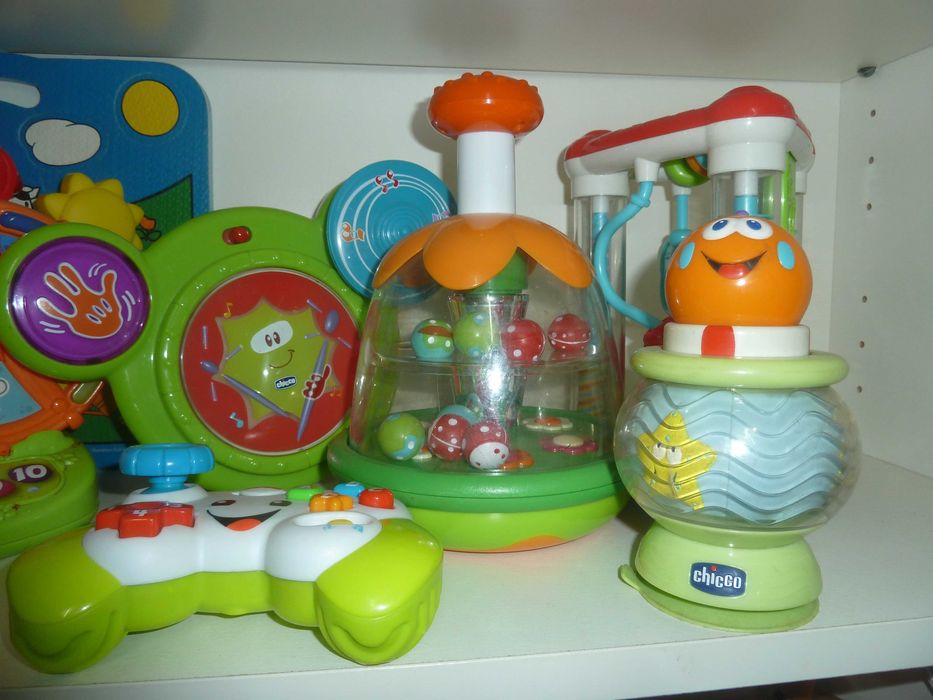 Andador chicco, cavalo de baloiço em madeira e outros