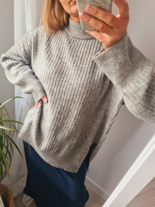 Szary prążkowany golf