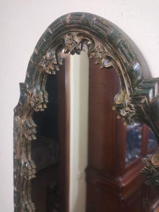 Espelho com moldura em madeira entalhada