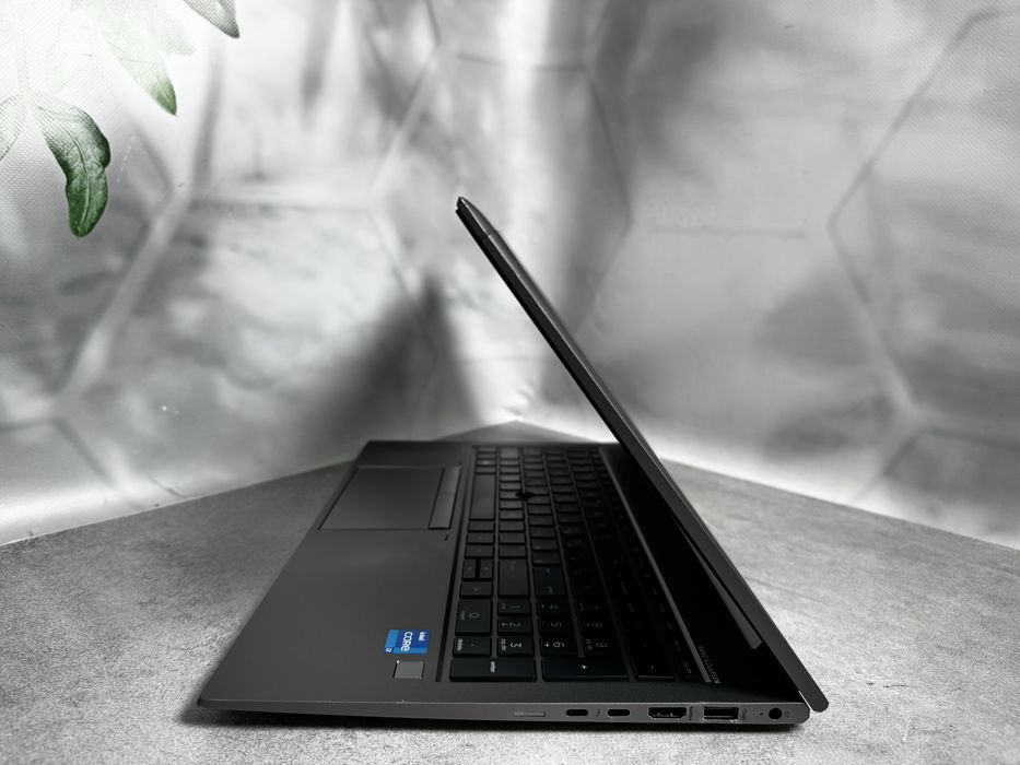 Ноутбук HP ZBook Firefly 15 G8 / i7-1165G7 / 16GB RAM / SSD 512GB / 15.6" FHD IPS / Windows 11 Pro