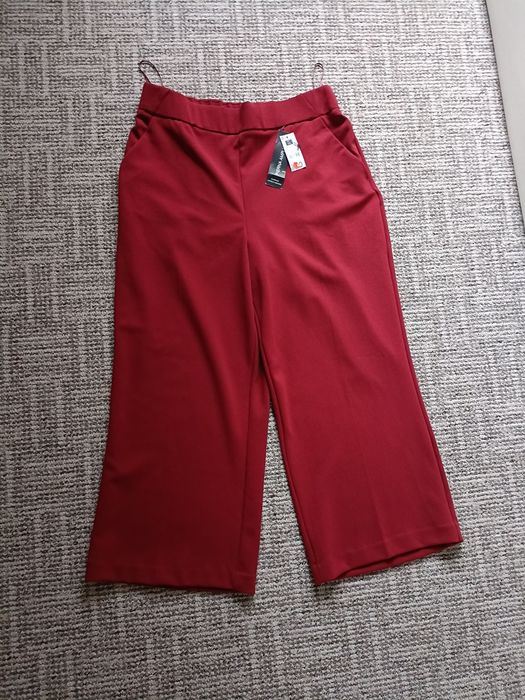 Materiałowe spodnie z szeroką nogawka