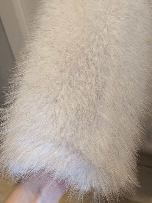 біла штучна шубка з меховими навушничками
