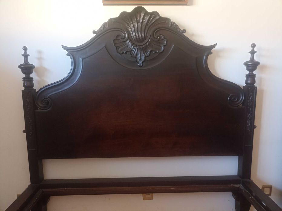 Cama antiga em madeira maciça