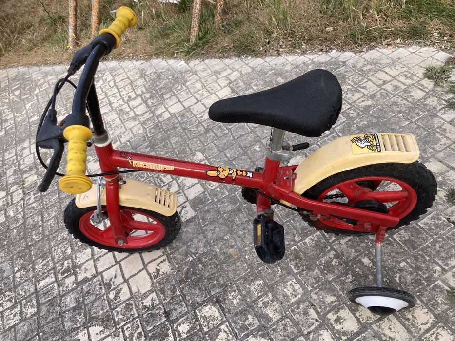 Bicicleta de criança com rodinhas em bom estado