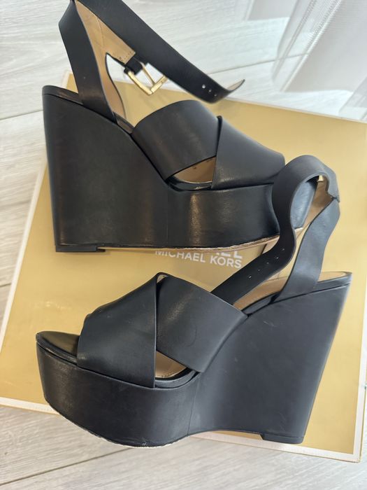 Босоніжки Michael Kors моделі Lacey Butterfly.