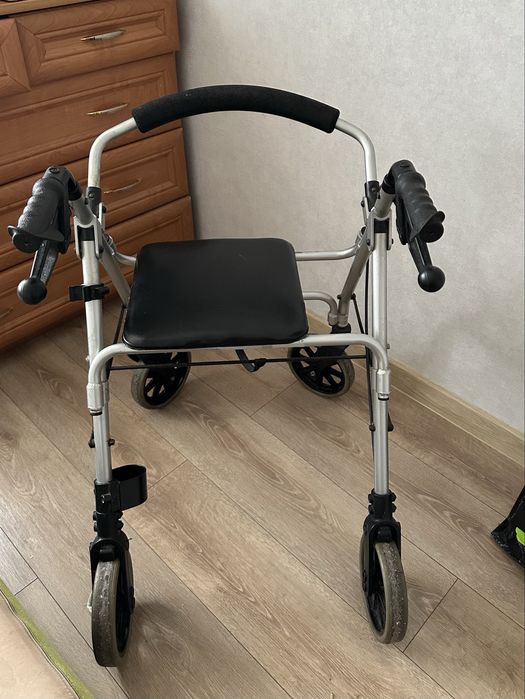 Ходунки ролатор з сідушкою