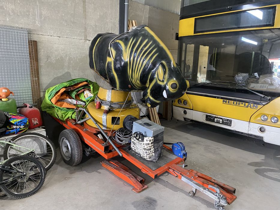 Touro mecanico e insuflavel