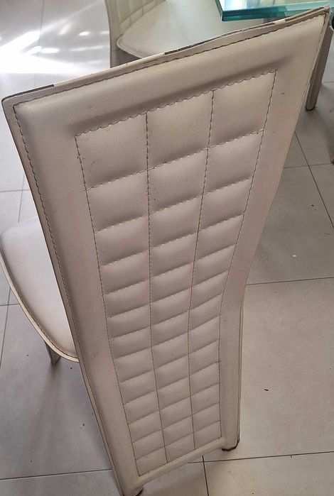 Mesa de vidro levemente esverdiado
