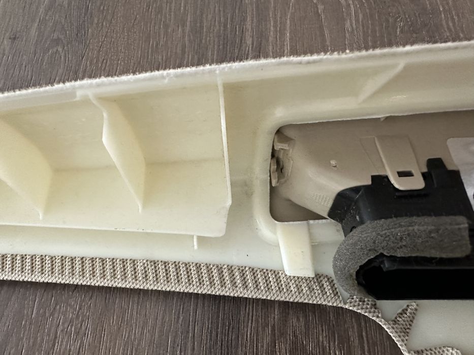 Обшивка стійки салону середня ліва - Audi Q7 4M