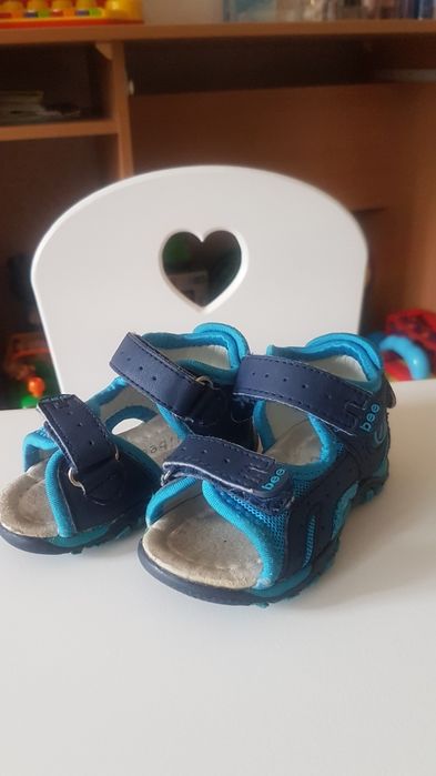 Продам детские босоножни р.19
