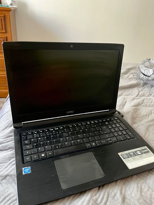 Notebook Acer em excelente estado de uso, contém marcas de uso mas funciona normalmente