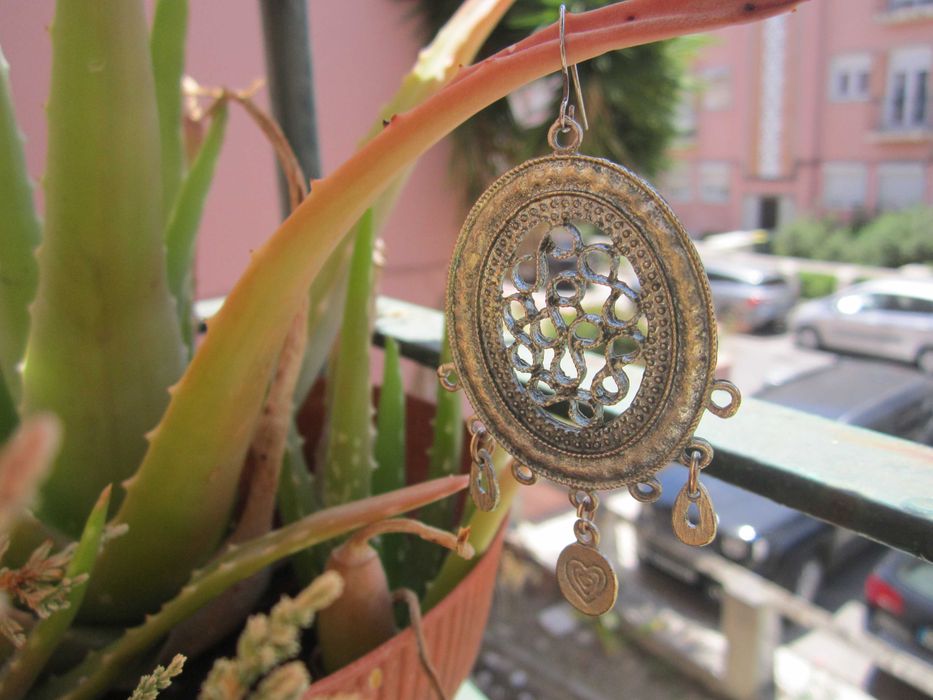 Brinco, medalhão circular filigrana, detalhes pendentes em estilo tribal