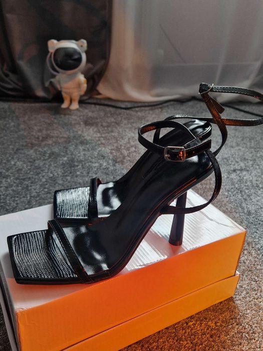 Стильні босоніжки