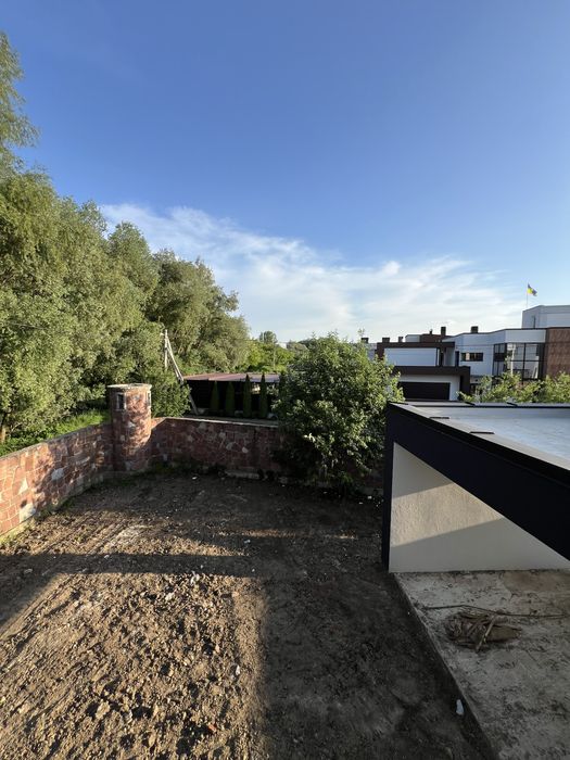 Будинок з терасою та земельною ділянкою  4 сотки