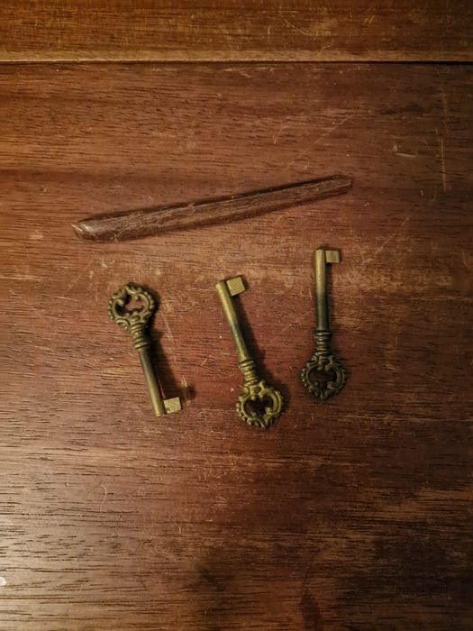 Escrivaninha/secretária antiga de madeira com muita arrumação