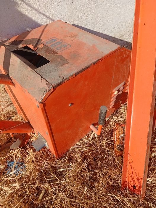 Guincho grueta elétrico com capacidade de elevação de 300 kg, totalmente giratório e a funcionar perfeitamente...