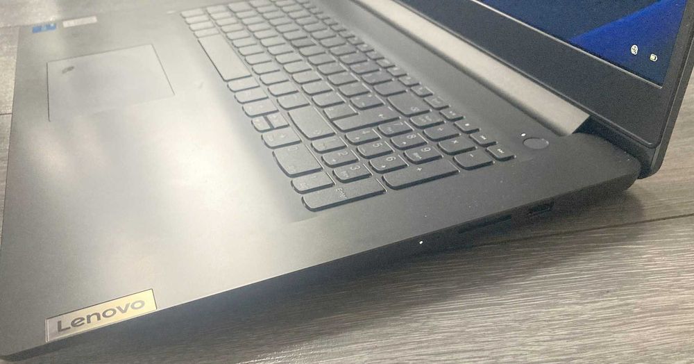 Lenovo V17 G3 IAP i5-1235u 8GB 256GB 17' W11 Gwarancja