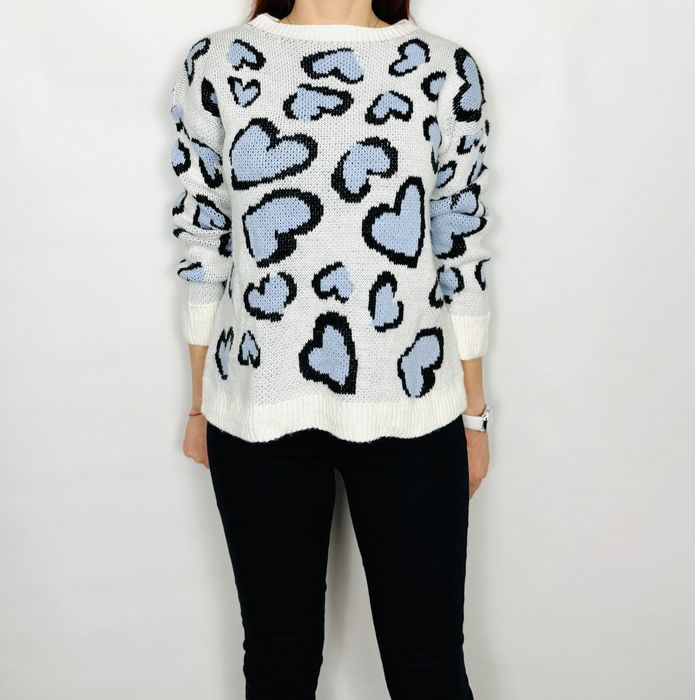 Biały sweter w serca w kolorze blue M 38