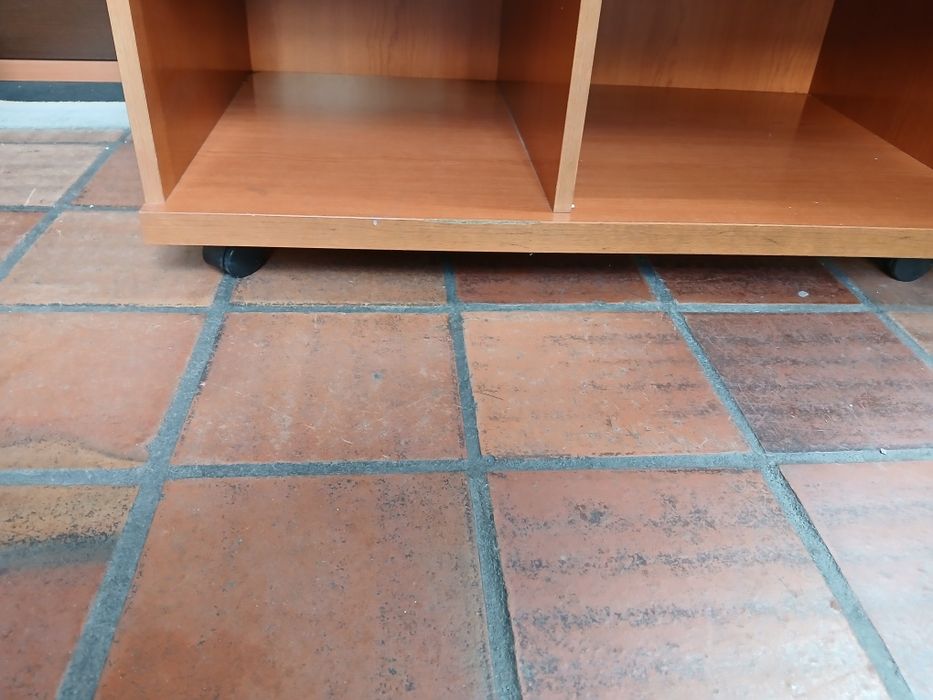 Móvel TV impecável com rodízios