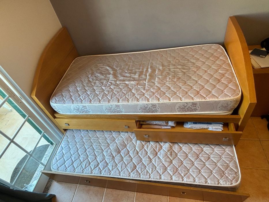 Cama de solteiro com gavetas e cama embutida