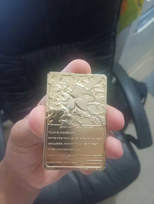 Carta charizard de metal