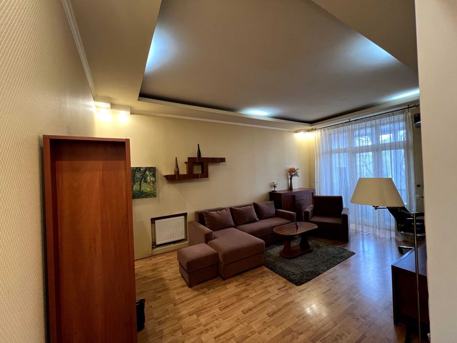 Продам простору 2-кімнатну квартиру на вул. Кирилівській,109/1