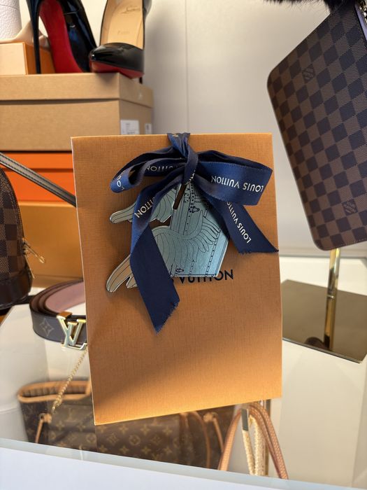 Mała torba prezentowa Louis Vuitton z tegoroczną ozdobną zawieszką