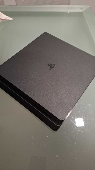 Playstation 4 slim + 1 comando + 4 jogos