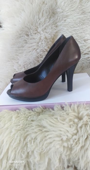 Продам женские кожаные туфли Via Uno