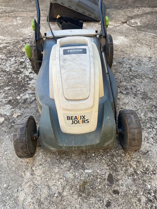 Máquina de cortar a relva elétrica