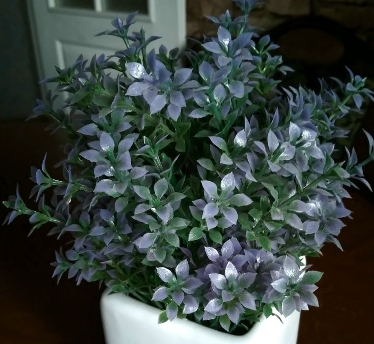 Штучні квіти лаванда  у керамічному горщику