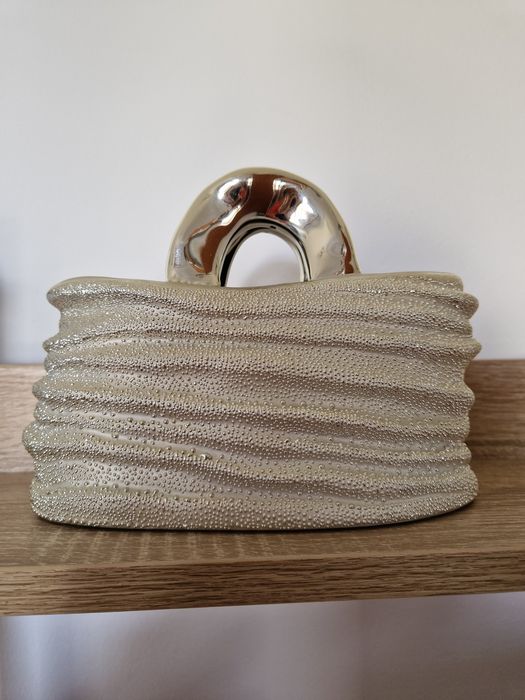 Cesto cor prata para decoração.