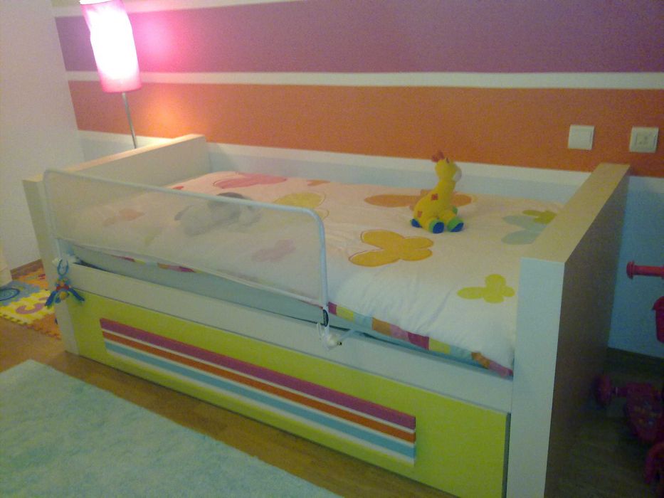 Cama e cómoda para quarto solteiro ou criança