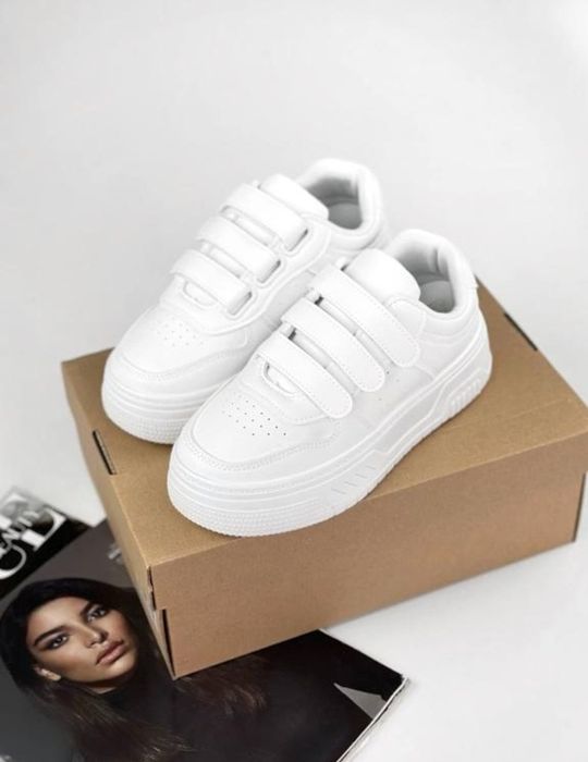 Білі жіночі кросівки на липучці