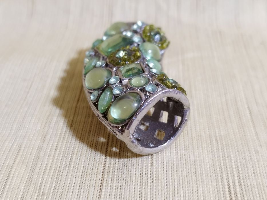 Wisiorek z zielonymi szkiełkami/ Metaloplastyka/ Nowy