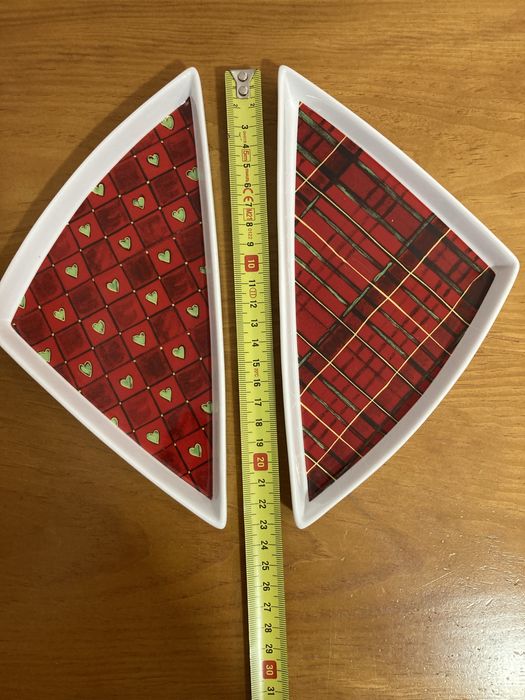 2 Christmas-themed triangular plates434038198838251522